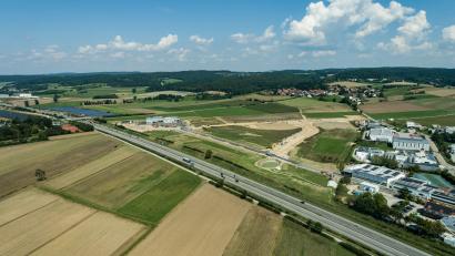 Luftbild: Robert Eger/exb
Die Aufnahme zeigt den Baufortschritt auf dem neuen Gewerbe- und Industriegebiet an der A 93. Links oben die Firma Igl.