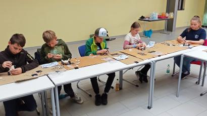 Bild: Annemarie Lehmeier/exb
Eifrig bastelten die Kinder ihre Solarautos und absolvierten damit eine Solarrallye.