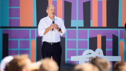 Bild: Christoph Soeder/dpa
Bundeskanzler Olaf Scholz beim Tag der offenen Tür der Bundesregierung.