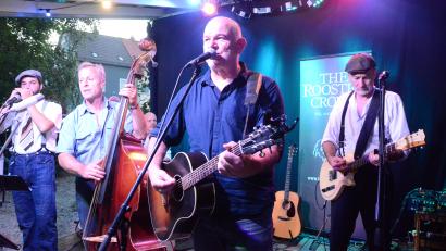 Bild: Kunz
"The Rooster Crows" heizen auf der "Live Stage" den Gästen im Biergarten des Parapluie in Weiden ein.