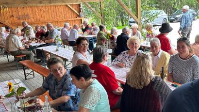 Bild: AWO/exb
Einen gemütlichen Nachmittag verbrachten die Besucher des AWO-Gartenfestes im Carport der AWO-Seniorenresidenz in Plößberg.
