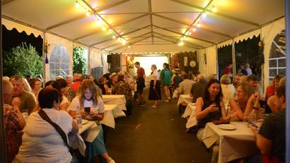 Bild: bey
Im Vorzelt vor "Kausch´n-Stodl" fühlten sich die Besucher bei den abendlichen Temperaturen wohl.