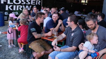 Bild: le
Das erste Sommerfest des Ländlichen Burschenvereins und des Steyr-Clubs ist gut besucht.