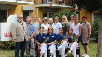 Bild: Marienheim Neunburg/exb
Lücken im Pflegebereich können nur mit eigenen Auszubildenden geschlossen werden, meint Bürgermeisterin Margit Reichl. Im Bild vorne sitzend die erfolgreichen Azubis. Zwei erhielten den Bayerischen Staatspreis.