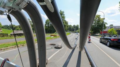 Bild: Wolfgang Steinbacher
Die schwarzen Schläuche im gesperrten Teil der Hockermühlstraße sind das Einzige, was Passanten von einer ungewöhnlichen Amberger Kanalbaustelle zu sehen bekommen.