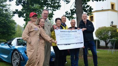 Bild: Annett Obermeyer, Sportwagencharity/exb
Der Verein Sportwagencharity übergibt eine Spende von 2500 Euro an den Verein Flika (von links): Tina Heinzmann, Alwina Schmidt, Harald Späth, Vorsitzende Margit Meier und Kassier Oskar Schmidt von Flika, Rainer Ruis und Alexander Heckel.