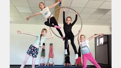 Bild: gau
Am Aerial Hoop üben die Mädchen Figuren.