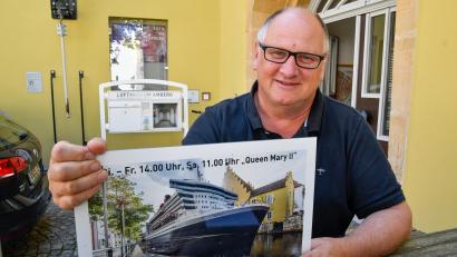 Bild: Petra Hartl
Wilhelm Koch und sein "Bild im Kopf" - wie der Transatlantik-Liner "Queen Mary II" in der Amberger Schiffgasse einläuft.