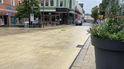 Bild: Melzner/fph
Der dekorative Blumentopf im XL-Format schränkt die Sicht auf Fußgänger ein, die aus Richtung Stadtpark kommen. Die Stadt verspricht eine Verbesserung.