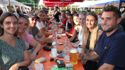 Bild: kro
Eine klasse Stimmung herrschte auf dem Weinfest des Handballclubs Tirschenreuth.