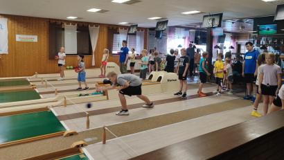 Bild: gi
33 Kinder haben beim Kegeln auf der Bundeskegelbahn in Saubersrieth das Ziel im Auge. Der Sportkegelclub Blau-Weiß hat im Ferienprogramm dazu eingeladen.