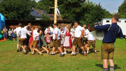 Bild: Moritz Koberstein/exb
Zum ersten Mal in der Geschichte der Unterammerthaler Wiesenkirwa wird der Baum ausgetanzt.