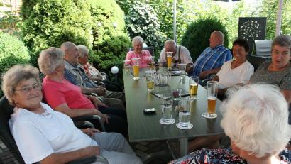 Bild: roh
Gut gelaunte Senioren auf der Terrasse in Erdenweis am Armesberg.