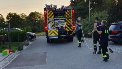 Bild: Daniel Müller
Aus dem Wassertank im Löschfahrzeug verteilte die Feuerwehr Wasser an die Bewohner von Neudorf.