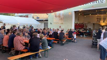 Bild: rdh
Zahlreiche Besucher genießen die Atmosphäre beim Segelfest der Feuerwehr Thanhausen.