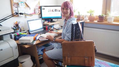 Bild: bl
Peggy Kulik packt ihre Schultasche und die Fachbücher gar nicht erst weg: Mit 50 hat sie heuer berufsbegleitend ihren Bachelor-Abschluss in Sozialer Arbeit gemacht, jetzt hängt sie noch einen Master-Studiengang dran.