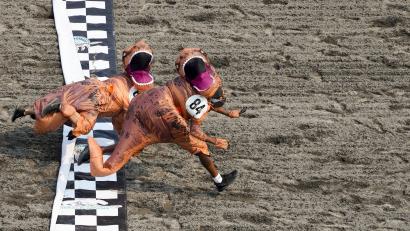 Bild: Lindsey Wasson/AP
Dionte Gilbert (84) springt über die Ziellinie gegen Seth Hirschi während der T-Rex World Championship Races in Emerald Downs.