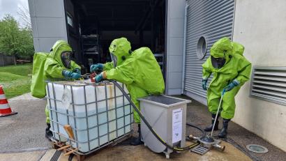 Bild: Kreisbrandinspektion Landkreis Schwandorf/exb
Die Mitglieder der Feuerwehren im Landkreis Schwandorf nehmen im ersten Halbjahr an verschiedenen Lehrgängen teil, wie beispielsweise an der Schulung "Träger Chemikalienschutzbekleidung".