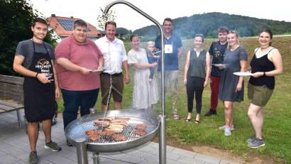 Bild: no
Steaks und Bratwürste hat der Ortsvorsitzende der Jungen Union, Manuel Koller (links), für die Premierengäste beim "Angrillen" am neuen Jugend-Treffpunkt in Illschwang aufgelegt.