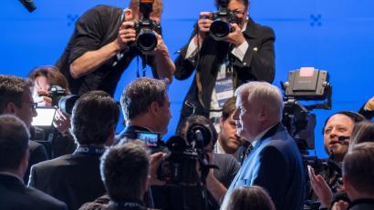 Bild: Peter Kneffel/dpa
Der bayerische Ministerpräsident Markus Söder (Mitte l, CSU) steht vor den Fotografen.