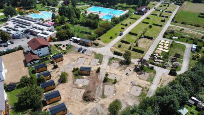 Luftbild: Florian Fritsch
Blick von oben auf den Campingpark Nabburg: Im Vordergrund stehen die ersten Tiny-Häuser. Der Platz wird mit weiteren gefüllt. Die grünen Parzellen stehen Campern zur Verfügung.