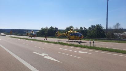 Bild: Kreisbrandinspektion Amberg-Sulzbach
Auch Hubschrauber waren beim Unfall auf der B85 bei Amberg im Einsatz.