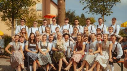 Bild: Christina Kotz/exb
Die Traßlberger Kirwapaare beglückwünschen ihr neues Oberkirwapaar Vanessa Kühn und Nikolas Rösch (vorn Mitte).