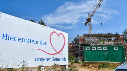 Bild: Petra Hartl
In der Neuen Mitte in Ebermannsdorf entsteht ein Bürgerpark, dessen Errichtung mit Mitteln aus der Dorferneuerung gefördert wird.