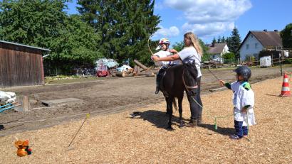 Bild: gi
Kinder spielen im Moosbacher Ferienprogramm Ritter auf einem Pony.