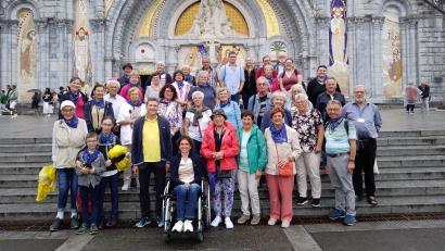 Bild: Greiner/exb
Die Pilgergruppe mit Pater Benedikt Leitmayr (rechts) erlebt beeindruckende Tage in Lourdes.