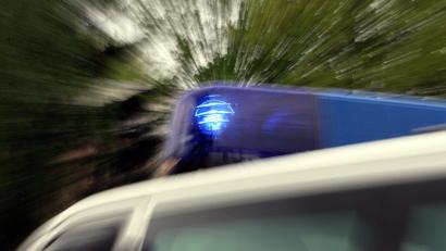 Symbolbild: Marcus Führer/dpa
Die Bundespolizei schnappte auf der A6 bei Pleystein einen Mann, der 1200 Euro Justizschulden hatte und deswegen per Haftbefehl gesucht worden war.