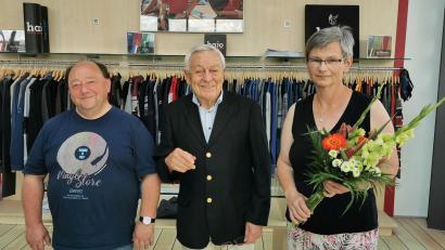 Bild: Werner Hopf/exb
Hans Jochen Müller von Hajo-Strick in Weiden gratuliert Johann Lang (links) und Regina Treml zum Arbeitsjubiläum.