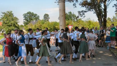 Bild: bö
Zahlreiche Brauchtumstänze zeigen die Paare beim Kirwabaumaustanzen in Mendorferbuch. Für die Musik dazu sorgt die Bouchdna Kirwakapelle Wöidarawöll.