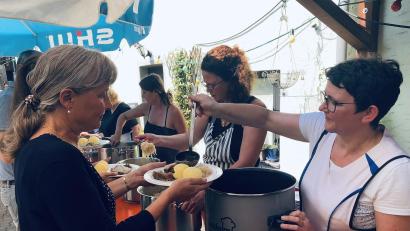 Bild: wro
Die Küche ließ am Sonntag auch die Vorsitzende der Frauen-Union Wiesau, Rita Korb (links), kalt. Die Essensausgabe betreute unter anderem Stefflwirtin Odette Summer (rechts).