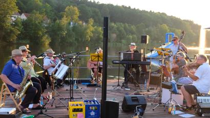 Bild: do
Mit einem beschwingten Melodienreigen bieten die Stodbergsait'n bei einer Serenade im Rußweiher-Freibad beste Unterhaltung.