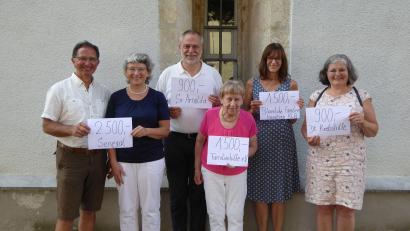 Bild: mof
Der KLB-Vorstand löst sich auf, zuvor spendeten sie noch das angesparte Vermögen (von links): Helmut Wedel (Vorstandsteam), Brigitte Englhard (Vorstandsteam), KLB-Kreisseelsorger Pfarrer Josef Irlbacher, Margarete Hollweck (Seniorenbeauftragte), Lisa Kohl (Kassiererin) und Angelika Trummer (Beirat).
