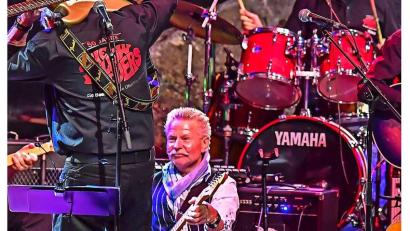 Archivbild: fph
Ein Schnappschuss aus der „Beat-Fieber“-Show vor vier Jahren auf der Luisenburg: „Beat-Fieber“-Initiator Jürgen Weiner spielt mit der Band „Fellow Rovers“ vor Leadgitarrist Roland Rischawy, der das Gitarren-Solo des Jimi-Hendrix-Hits „Hey Joe“ auf dem Rücken darbietet.