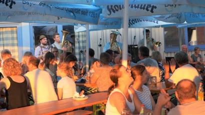 Bild: fvo
Die "Hulzstoussboum" sorgen für beste Stimmung beim Dorffest in Albersrieth.