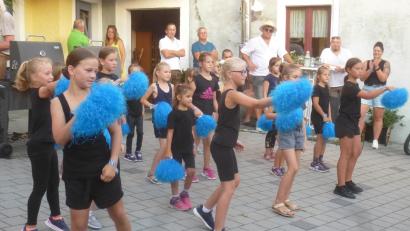 Bild: mad
Die neue Mädchen-Tanzgruppe „Dancing Sisters“ des SV Schwarzhofen begeistert die Gäste.