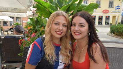 Bild: ubb
Felicitas und Larissa Lindner (von links) strahlen beim Erzählen über ihre Tanzauftritte bei Konzerten 
von Peter Fox.