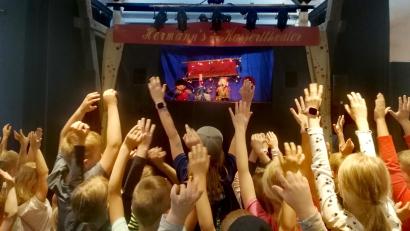 Bild: Stadt Waldsassen/exb
44 Kinder verfolgten auf Einladung der Stadtbücherei ein lustiges Kasperltheaterstück im Kunsthaus Waldsassen.