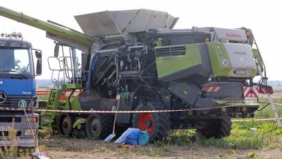 Bild: Bernd Wüstneck/dpa
Ein 25-jähriger Mann verlor bei einem Arbeitsunfall mit der Erntemaschine in Hohen Luckow bei Rostock beide Beine.