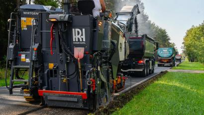 Bild: Petra Hartl
Auf einer Länge von rund 1,8 Kilometern wird die Fahrbahndecke der Kreisstraße AS 24 zwischen der Anbindung an die B 85 und der Landkreisgrenze bei Freihöls erneuert.