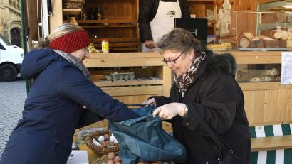 Archivbild: Petra Hartl
Zum ersten Mal war der Amberger Bauernmarkt dieses Jahr im Sommerurlaub. Am Freitag, 25. August, sind die Beschicker um Vorsitzende Angelika Hüttner (im Hintergrund) zurück auf dem Amberger Marktplatz.