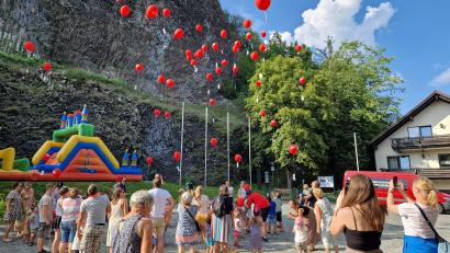 Bild: exb/Georg Janner
Am Ende des Kinderfestes in Parkstein steigen über 50 rote Luftballons in den Himmel.