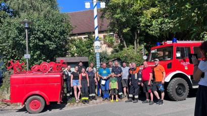Bild: sis
Einen Zunftbaum hat die Feuerwehr Poppberg ihrem Ehrenkommandanten Reinhard Franz zum 70. Geburtstag vors Haus gestellt.
