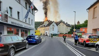 Bild: Schemm/fph
Hunderte Meter an Schläuchen waren nötig, um Wasser von der Röslau zum Brandort zu leiten.