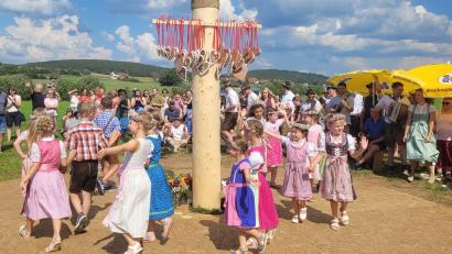 Bild: Carina Ebensberger/exb
Kinder aus dem Ort tanzen bei der Kirwa in Moos um den Baum.