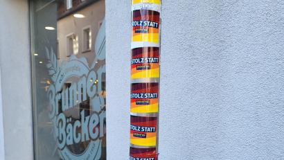 Bild: Würth, Wolfgang
Aufkleber der rechtsextremen "Stolzmonat"-Kampagne vor einer Bäckerei in Weiden.