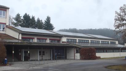 Bild: mad
Die Gewerbesteuer-Einnahmen im Landkreis Schwandorf sind rückläufig. Das bekommt auch der Markt Schwarzhofen zu spüren. Die Sanierung der Grundschule und der Turnhalle muss erstmal verschoben werden.
